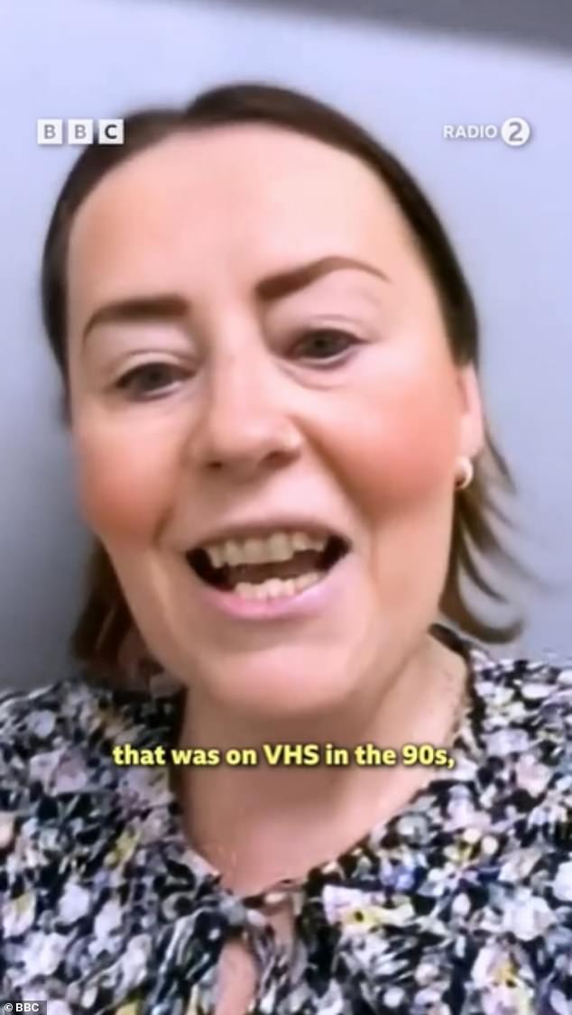 أجرى طاقم الكاميرا مقابلة مع جيما لويز ويليامسون عند توقيع ألبوم Take That وأعطت رقم هاتف منزلها على أمل أن يتصل روبي بها.