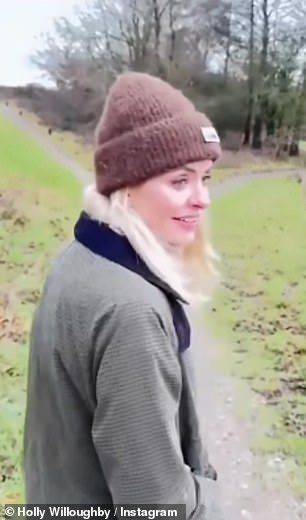 وشوهدت أيضًا وهي تخرج في الهواء الطلق كجزء من يومها بعيدًا