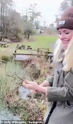 التقطت هولي القصب لتصنع به