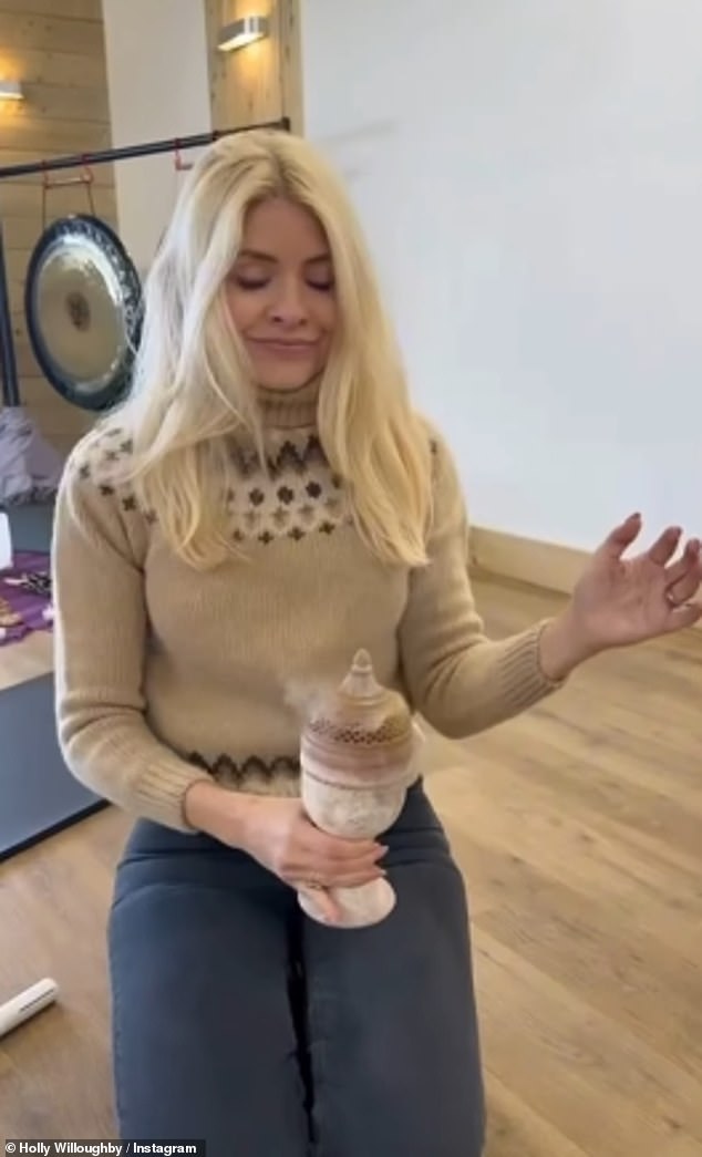 شوهدت هولي وهي تقود المجموعة في حمام صوتي، بالإضافة إلى صناعة دمى من القصب للترحيب بـ 