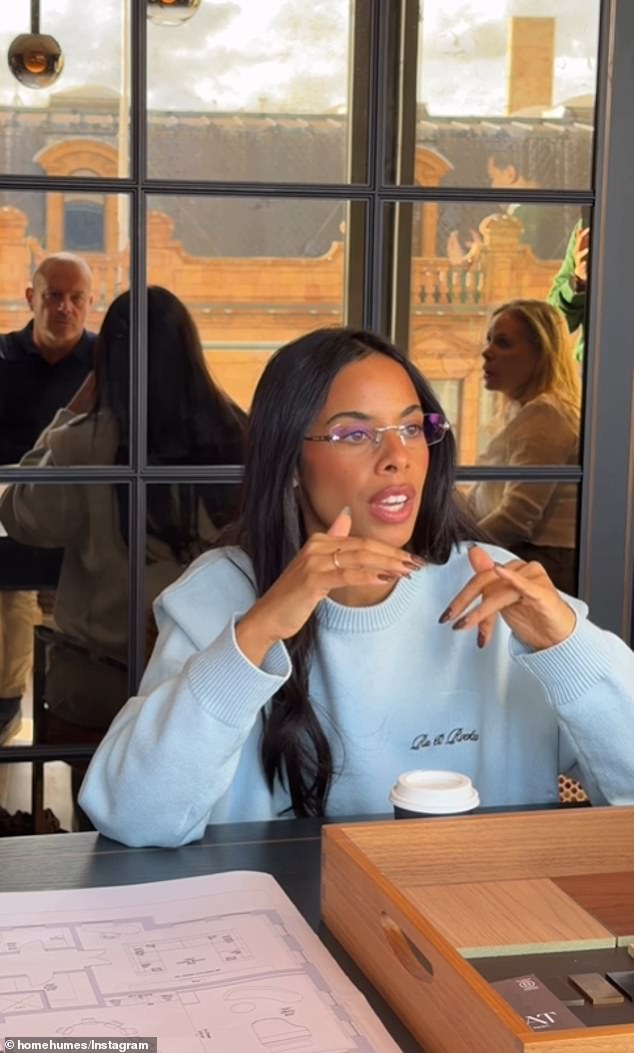 في نهاية العام الماضي، زار المذيع العقار وكشف أن المنزل كان لا يزال عبارة عن هيكل إلى حد كبير ولكن الغرف بما في ذلك الحمام بدأت في التبلور.