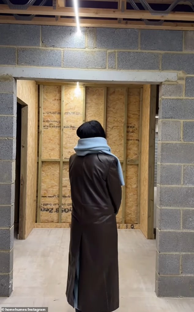 أظهر الفيديو حجم المنزل الضخم الذي يحتوي على أسقف عالية وأراضي مترامية الأطراف ودرج ضخم في طريق المدخل وأعمال الطوب والنوافذ الأنيقة.