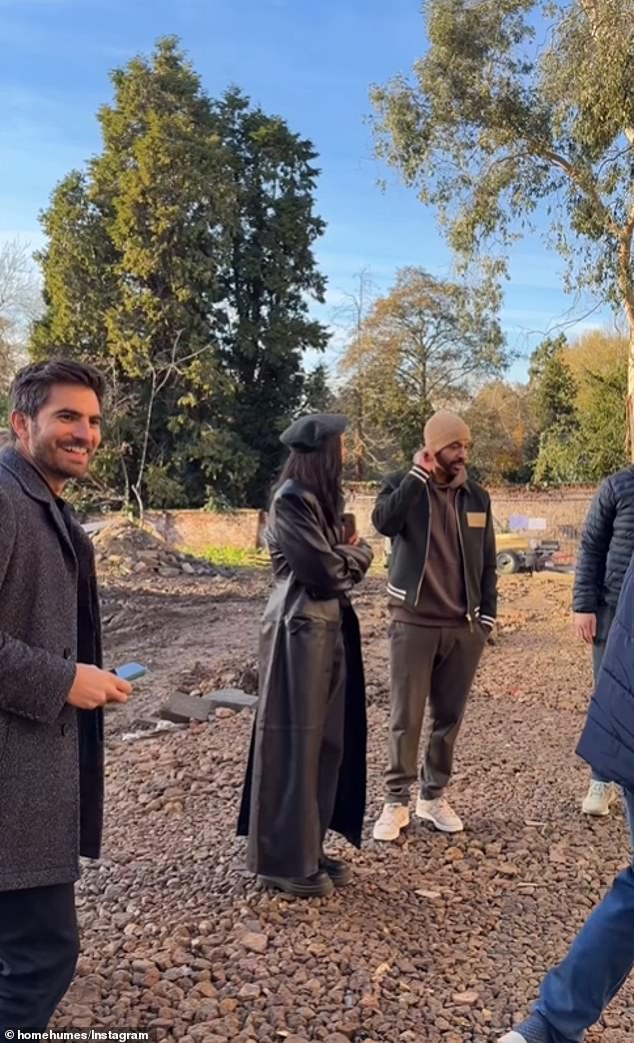 مع اكتمال عظام المبنى الآن، أظهر المقطع لها وزوجها مارفن يتحدثان وهما يتجولان بينما يواصل عمال البناء العمل على النوافذ والتركيبات والتجهيزات.