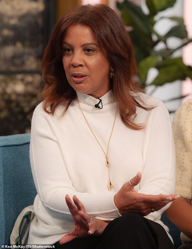 دخلت روكسي، التي ولدت في بريستول، في نظام الرعاية عندما كانت طفلة صغيرة مع أختها عندما أصبحت والدتها غير قادرة على الاعتناء بهما.