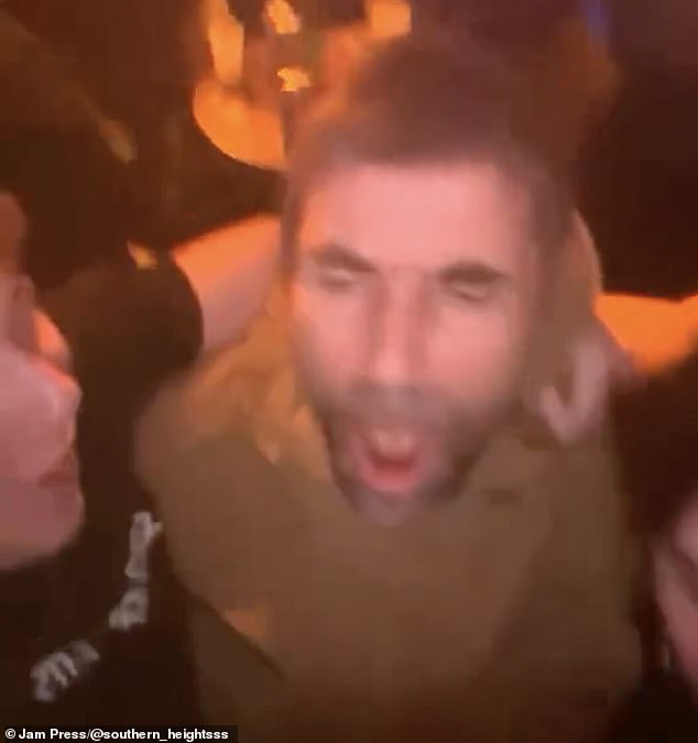 بعد رؤية النجم البالغ من العمر 53 عامًا في الحفلة، شرعت المجموعة في وضع خطة للذهاب لمقابلته، مما أثار مشاهد جنونية في المكان الواقع شمال لندن.