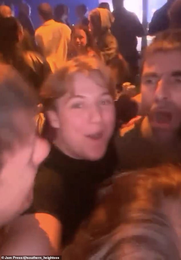 كان لدى مشجع الواحة كاميرون دوران وأصدقاؤه شعور بأن ليام سيكون هناك لدعم ابنه الأصغر، لذلك قرروا التسلل إلى الطابق العلوي في محاولة للعثور عليه