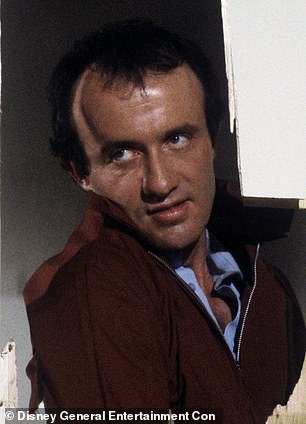 على عكس مظهر توماس برودي سانجستر البالغ من العمر 35 عامًا، بدا جوناثان بانكس أكبر سنًا بكثير في الثلاثينيات من عمره (شوهد جوناثان وهو يبلغ من العمر 35 عامًا في عام 1982).