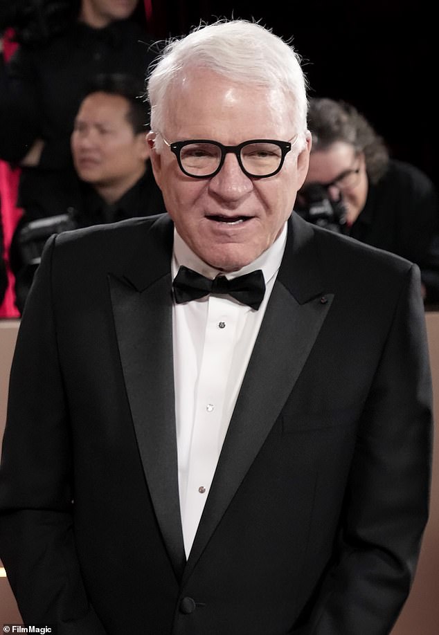 ستيف، المشهور بأدواره في فيلم Only Murders In The Building وفيلم والد العروس، معروف دائمًا بشعره الأبيض اللؤلؤي (في الصورة عام 2026).