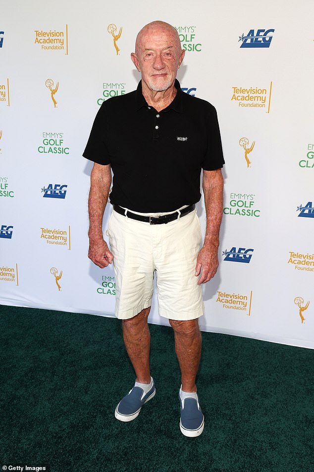 جوناثان، البالغ من العمر الآن 79 عامًا، كان لديه شعر كامل الرأس قبل أن يبدأ في الانحسار ويتحول في النهاية إلى الصلع في سن مبكرة (الصورة عام 2025).