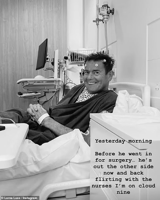 قبل عيد الميلاد، تم نقل جون إلى المستشفى بسبب فشل عضوي، بعد مضاعفات العلاج الكيميائي الذي خضع له ومرض الإنتان.