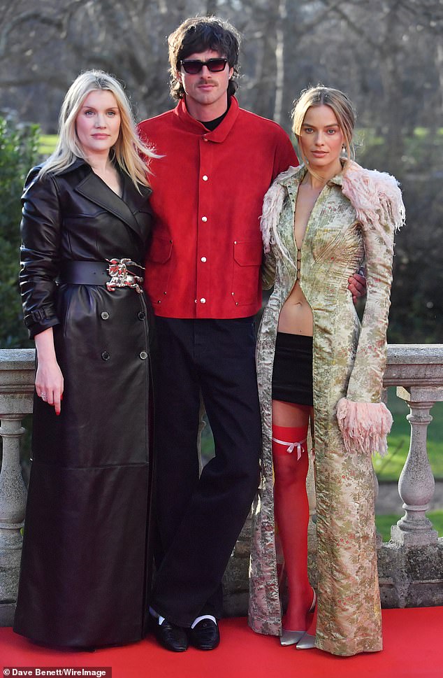 ظهرت النجمة الأسترالية بدون حمالة صدر تحت معطف طويل، حيث انضمت إلى النجم المشارك جاكوب إلوردي ومخرج الفيلم، إيميرالد فينيل، لالتقاط صورة في لندن.