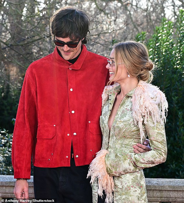 تلعب الممثلة دور كاثرين إيرنشو في فيلم Elordi's Heathcliff في الفيلم الجديد، وقد طغت كيمياءهما التي تظهر على الشاشة تقريبًا على علاقتهما الرومانسية التي تظهر على الشاشة خلال الأسابيع الأخيرة.