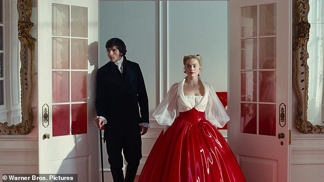 يلعب جاكوب ومارجوت دور العاشقين كاثرين وهيثكليف في فيلم إميرالد فينيل المقتبس عن رواية مرتفعات ويذرينج.