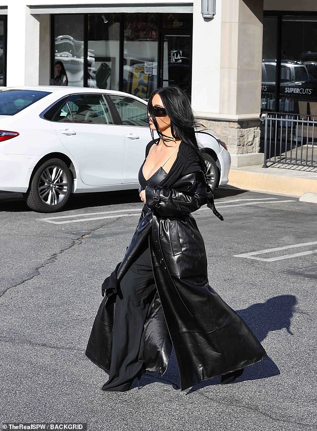 يعرف نجم الواقع البالغ من العمر 45 عامًا وسائق الفورمولا 1 البالغ من العمر 41 عامًا بعضهما البعض منذ أكثر من عقد من الزمن، لكن الرحلات الأخيرة إلى كوتسوولدز وباريس تشير إلى أن الشرر يتصاعد