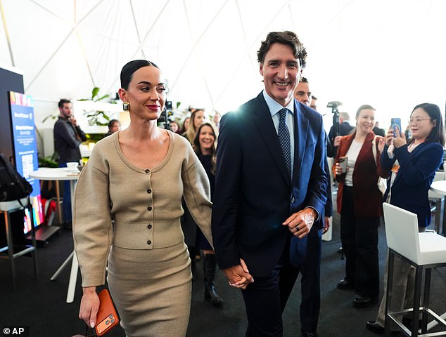 جاء ظهور علاقة كاتي وجاستن لأول مرة في حفل عيد ميلادها الحادي والأربعين في باريس في أكتوبر، واستمرا في الظهور العلني معًا منذ ذلك الحين. وشوهدوا وهم يغادرون حدثًا في المنتدى الاقتصادي العالمي في دافوس في 20 يناير