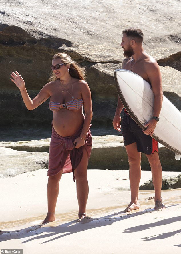 أعلنت راشيل وإيفان عن خبر طفلهما من خلال صورة على الشاطئ تحت أشعة الشمس في العام الماضي، وكتبتا 