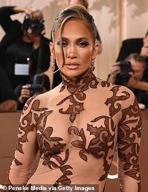 لوبيز في الصورة في يناير