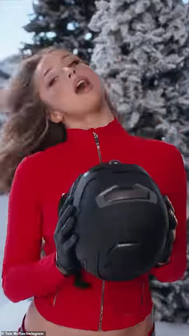 ظهرت تيت في إعلانها مرتدية سترة قرمزية أنيقة وسروالًا أحمر مطابقًا بينما كانت تتزلج على قمة جبل مغطاة بالثلوج. قامت بالجلد حول أقفالها اللامعة وسلطت الضوء على مكياجها الخالي من العيوب بعد خلع خوذتها.