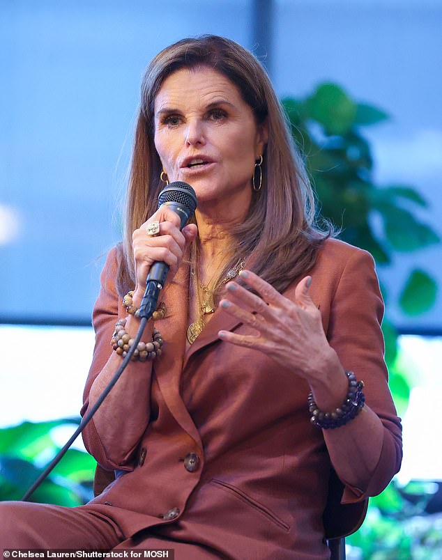 كانت ماريا شرايفر وأليسا ميلانو وكريستين تشينويث أيضًا من بين الأسماء الشهيرة التي شاركت دعمها لنجمة شبكة إن بي سي؛ شرايفر في الصورة عام 2023