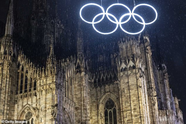 سلط المغني البالغ من العمر 22 عامًا والمولود في كالجاري الضوء على بعض الأحداث الأكثر شهرة لفريق الولايات المتحدة الأمريكية في إعلان لتغطية NBC لدورة الألعاب الأولمبية الشتوية 2026 في ميلانو وكورتينا دامبيزو في إيطاليا؛ تم تصوير الحلقات الأولمبية في ميلانو مساء الأربعاء