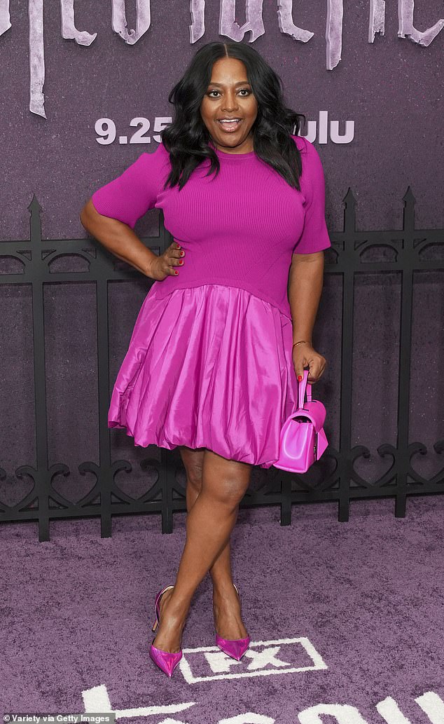 وأشارت إلى أن غيابها كان مجرد صدفة، حيث زُعم أنها أصيبت بكوفيد-19؛ تم تصوير الراعي في مدينة نيويورك في سبتمبر 2024