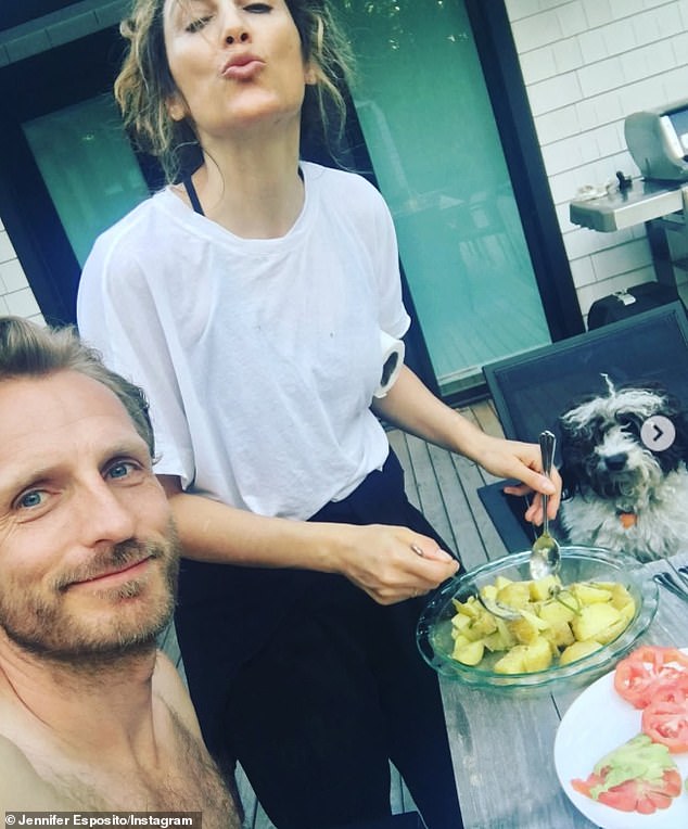 إسبوزيتو - التي عُرض عليها 5 ملايين دولار للسماح لرجل بإخراج فيلم Fresh Kills - شاركت المنزل مع زوجها الثالث جيسبر فيسترستروم وكلابيهما المحبوبتين (في الصورة عام 2018).