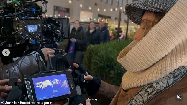 بدأت إسبوزيتو بالفعل في التصوير وجمع التبرعات لجهدها الإخراجي الثاني، Mary Rides the F Train، الذي يدور حول فنانة معطلة تصادق امرأة غامضة في مترو الأنفاق (في الصورة في 31 ديسمبر).