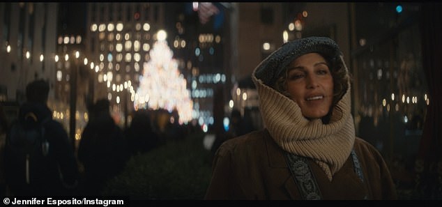 تقبل الزوجة السابقة لبرادلي كوبر وفريقها تبرعات تصل إلى 25 دولارًا أمريكيًا لحوافز الأفلام مثل السلع، وحتى 700 دولار أمريكي لاسمك في الاعتمادات، وصولاً إلى 16000 دولار أمريكي لدور التحدث المباشر.