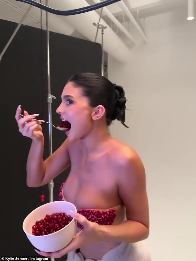 كانت مدسوسة في الفاكهة بينما كانت تتظاهر أيضًا بحمالة الصدر المثيرة