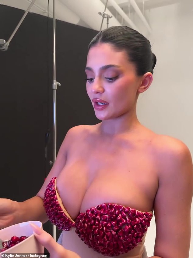 سرق انقسامها العرض على الرغم من قيام النجمة بتوصيل علامتها التجارية للمكياج