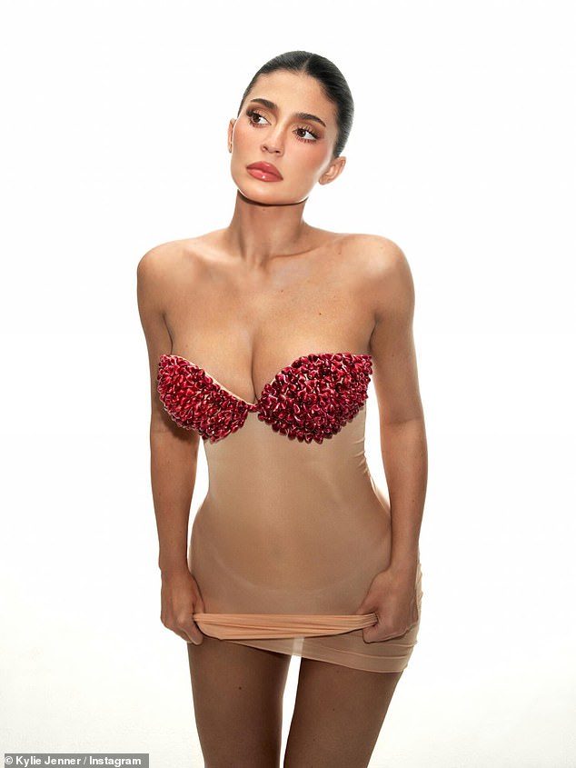 بدت نجمة The Keeping Up With The Kardashians، البالغة من العمر 28 عامًا، مذهلة في اللقطات البذيئة، حيث لم تقف فقط في الرمان ولكنها تناولت الفاكهة أيضًا