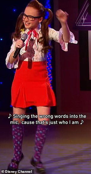 بدت القنبلة الشقراء الآن بعيدة كل البعد عن نفسها حيث ظهرت كضيف وهي ترتدي خصلات شعر سمراء طويلة ونظارات سوداء كبيرة ذات إطار