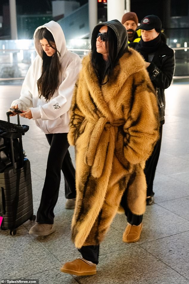 قامت تشارلي بإقران المظهر مع أحذية UGG غير الرسمية وأسفل بدلة رياضية سوداء، بالإضافة إلى تغطية عينيها بنظارات شمسية.