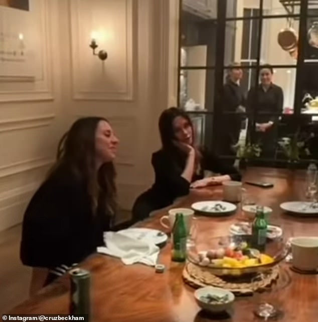 لم يكن هناك سوى ميل بي في عداد المفقودين، على الرغم من أن ابن فيكتوريا كروز، البالغ من العمر 20 عامًا، انضم إلى المجموعة، أثناء قيامهم بغناء أغنيتهم ​​الناجحة Viva Forever عام 1998 في مقطع جديد سريع الانتشار (شوهد).