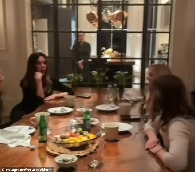 وشاهد الموظفون، الذين كانوا يرتدون ملابس سوداء، بذهول عبر الأبواب الزجاجية فيكتوريا، وجيري هاليويل هورنر، 53 عامًا، وإيما بونتون، 50 عامًا، وميل سي، 52 عامًا، وهم يغنون أغنيتهم ​​​​الرائعة عام 1998.