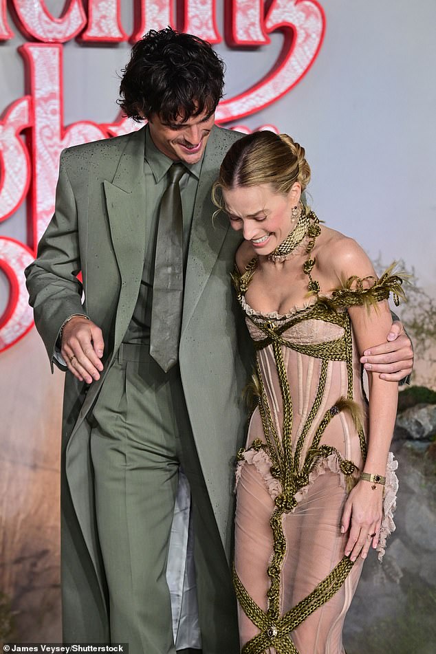 قبل إصدار الفيلم، أظهر النجمان الرائدان كيمياءهما المذهلة في سلسلة من المظاهر على السجادة الحمراء وأعلنا أنهما كان لديهما 