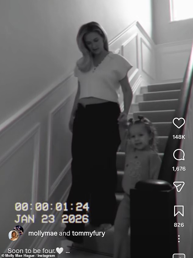 وتضمن المقطع الجميل صوت بامبي وهي تقول: 