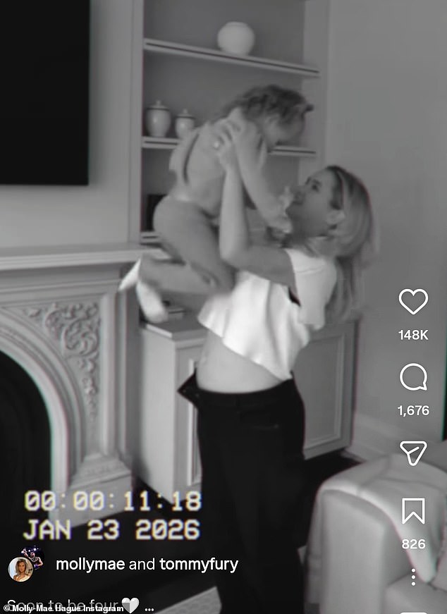 وحصد الفيديو آلاف الإعجابات خلال دقائق من نشر الزوجين. وكتب المتابعون: 'آه مبروك!! سعيد جدًا لكم جميعًا