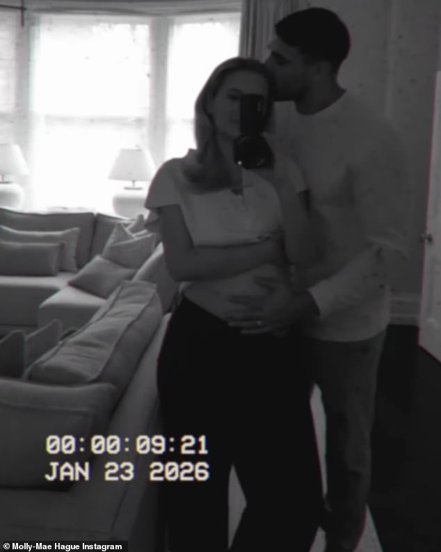 وتوجه الزوجان، اللذان لديهما ابنة بامبي البالغة من العمر ثلاث سنوات، إلى إنستغرام مساء الخميس ليعلنا أنهما يتوقعان طفلهما الثاني.