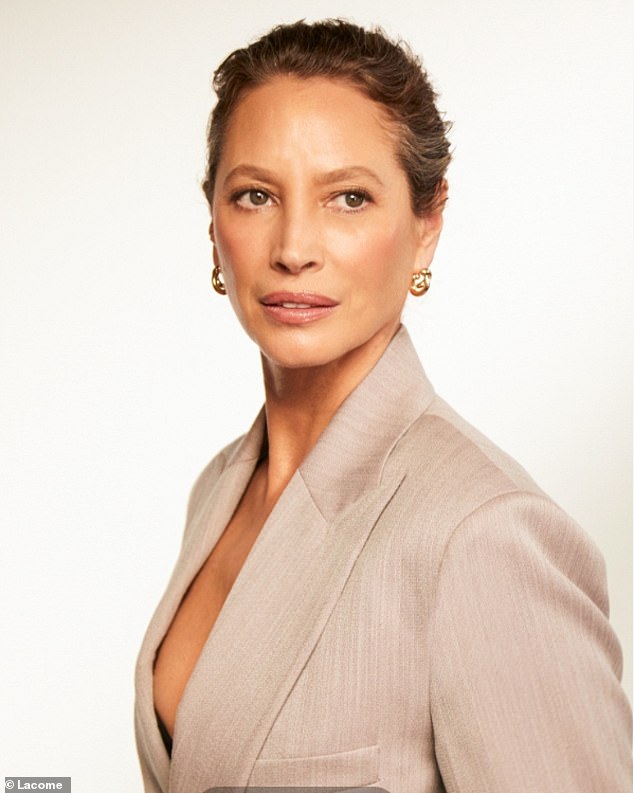 أحدهما أن تغسل وجهها ثم ترطبه عدة مرات في اليوم. والأمران الآخران هما النوم كثيرًا وممارسة الرياضة