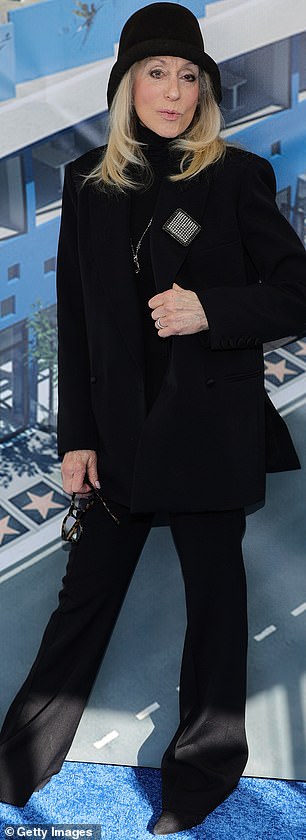 الممثلة البالغة من العمر 76 عامًا الآن قطعت شخصية أنيقة ببدلة سوداء وقبعة مستديرة تذكرنا بالراحلة ديان كيتون