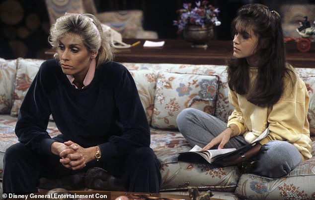 لعبت لايت دور المرأة التي استأجرت شخصية دانزا لتنظيف منزلها حتى يتمكن من إعالة ابنته، والتي لعبت دورها النجمة أليسا ميلانو التي كانت طفلة آنذاك (يمين)