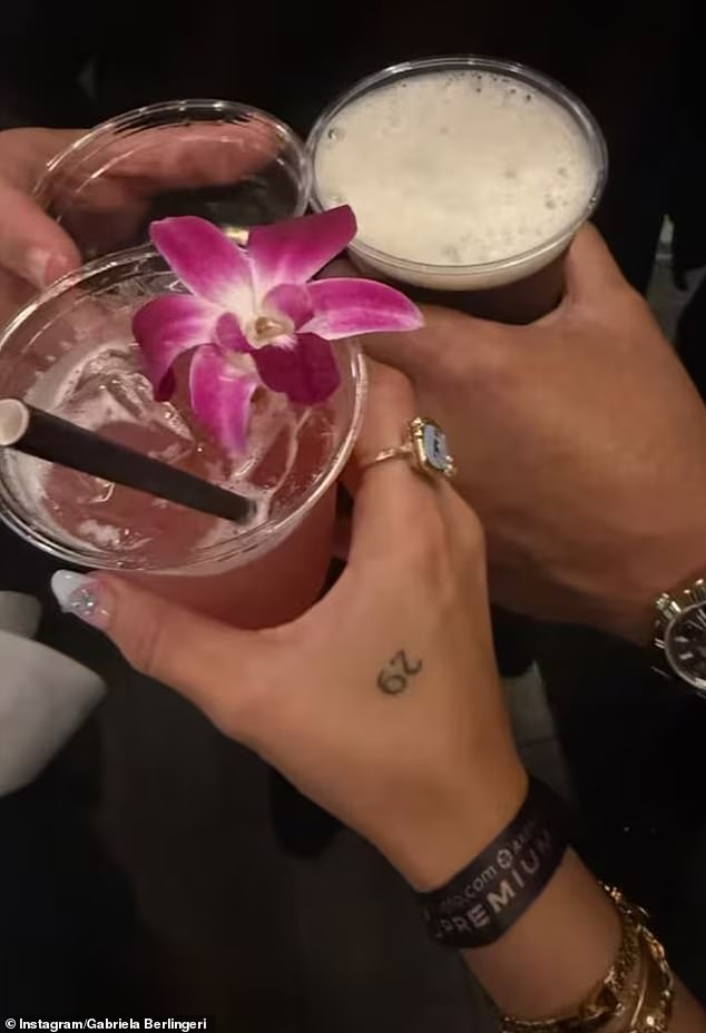 ومما زاد من التكهنات، أظهرت بيرلينجيري علنًا دعمها للفوز التاريخي الذي حققه صديقها السابق بجائزة جرامي وشاركت صورة على إنستغرام تعطي لمحة عن سوار معصمها في Crypto.com Arena - مؤكدة أنها كانت في المكان