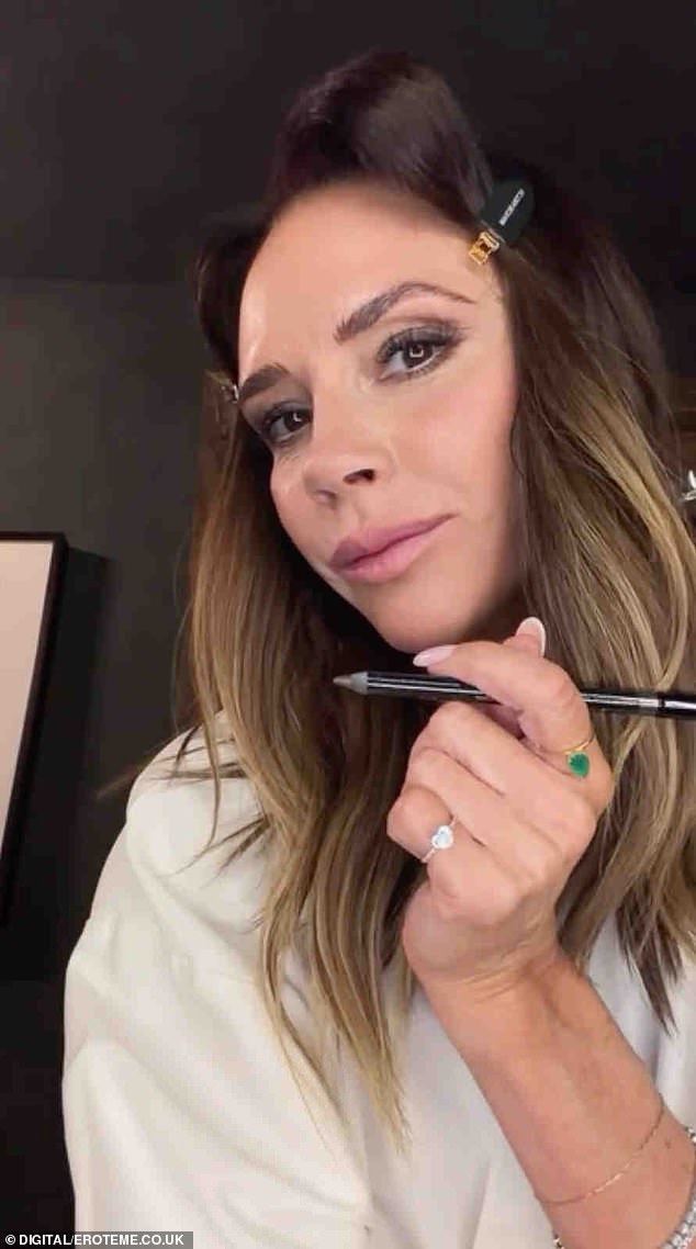 في هذه الأثناء، حققت فيكتوريا بيكهام فوزاً آخر مع ازدهار مبيعات علامتها التجارية للمكياج واستمرار المشجعين في الوقوف إلى جانبها بعد بيان ابنها بروكلين المفاجئ.