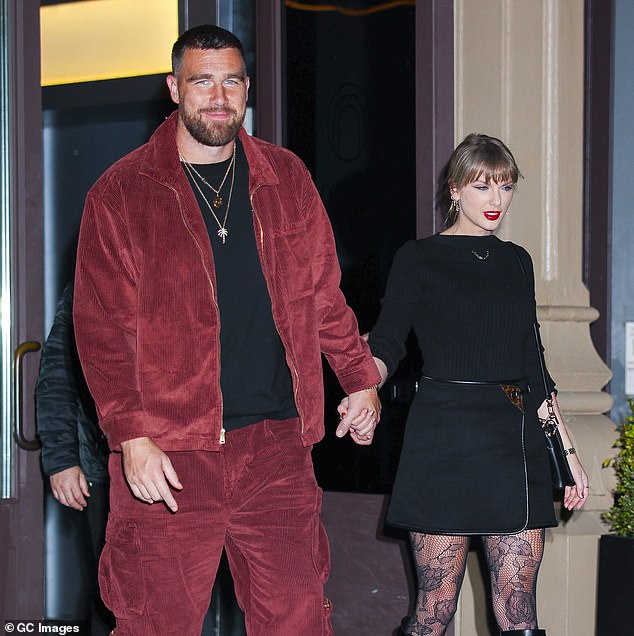 في حين لم يؤكد سويفت أو كيلسي رسميًا تاريخ أو مكان زفافهما، إلا أن نجم كرة القدم كشف مؤخرًا عن خطط استقباله الصاخبة؛ شوهد في نوفمبر 2025