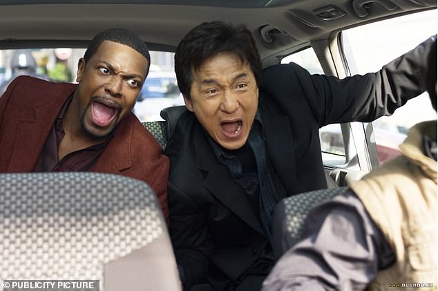 أول ثلاثة أفلام لـ Rush Hour للمبدع روس لامانا - تتمحور حول رئيس مفتشي قوة شرطة هونغ كونغ لي (تشان) ومحقق شرطة لوس أنجلوس جيمس كارتر (تاكر) - جمعت 850.8 مليون دولار في شباك التذاكر العالمي على الرغم من التقييمات السيئة المتزايدة (في الصورة عام 2007).