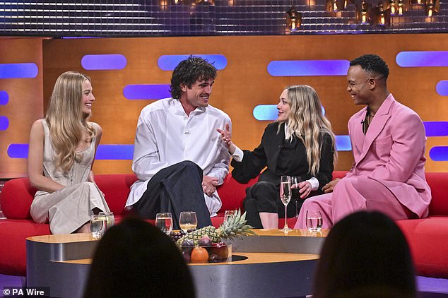 ستنضم مارجوت وجاكوب إلى النجمين أماندا سيفريد ويوهانس راديبي على أريكة جراهام الشهيرة للترويج لرومانسيتهما المفعمة بالحيوية Wuthering Heights