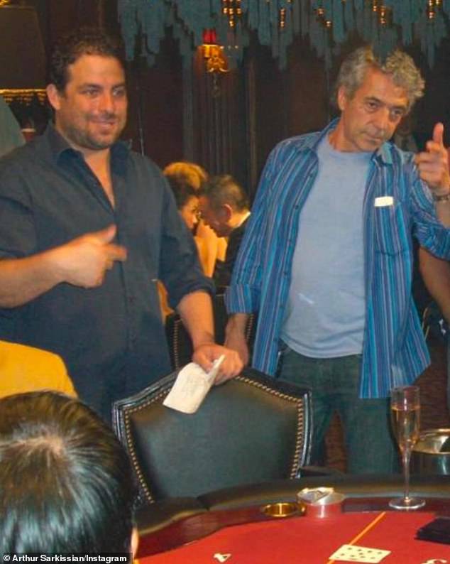 تصادف أن منتج ساعة الذروة، آرثر سركيسيان (على اليمين، في الصورة عام 2006) كان وراء الفيلم الوثائقي الذي أخرجه كريستوفر مارتيني عام 2024 عن ترامب، بعنوان 