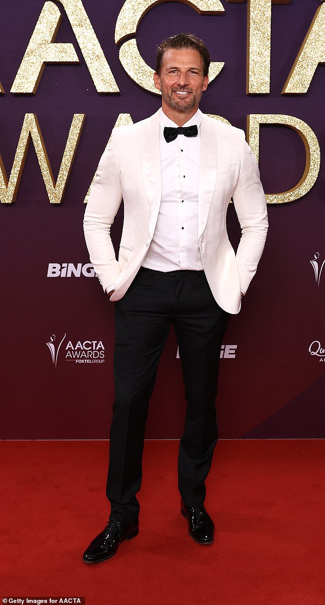 وبدا نجم البكالوريوس تيم روباردز، 43 عامًا، أنيقًا في بدلة رسمية باللونين الأبيض والأسود