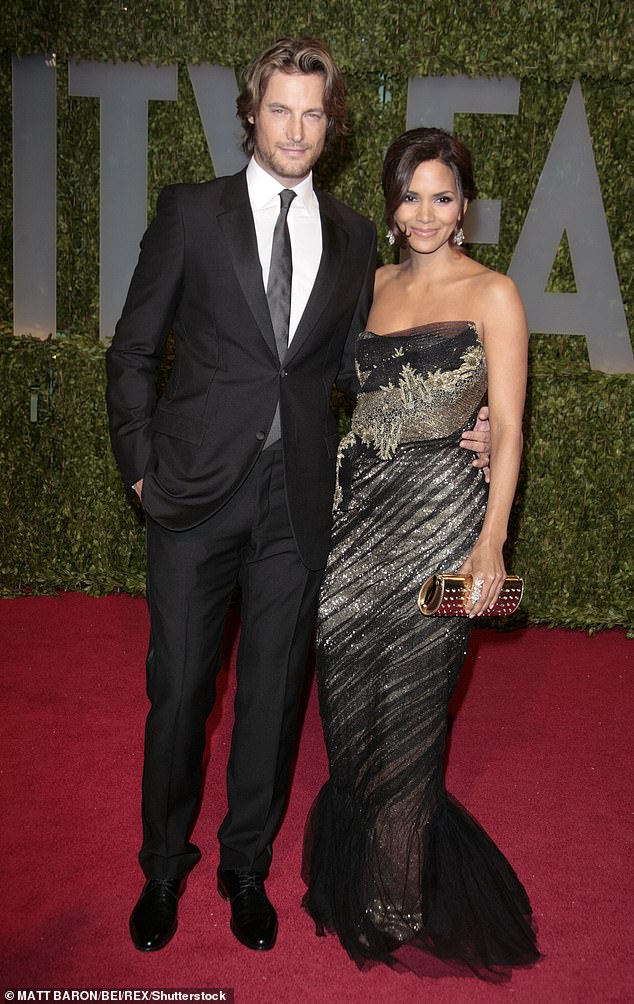 كان لبيري أيضًا علاقة مدتها خمس سنوات مع عارضة الأزياء غابرييل أوبري (يسار، في الصورة عام 2009)، والتي انتهت في عام 2010 بمعركة حضانة على ابنتهما نهلة البالغة من العمر 18 عامًا.